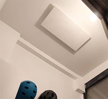 radiateur infrarouge lointain installé au plafond dans une entrée
