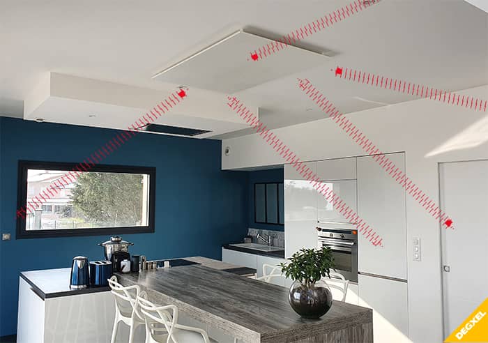 exemple de positionnement correct d'un radiateur infrarouge lointain installé au plafond dans une cuisine